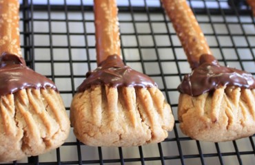 galletas en forma de escobitas de brujas