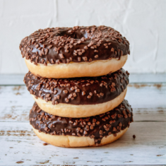 imagen de donuts glaseadas en chocolate